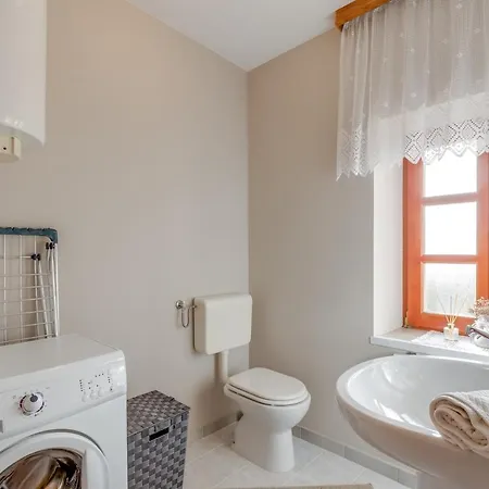 Apartment Nini With Balcony Dracevac